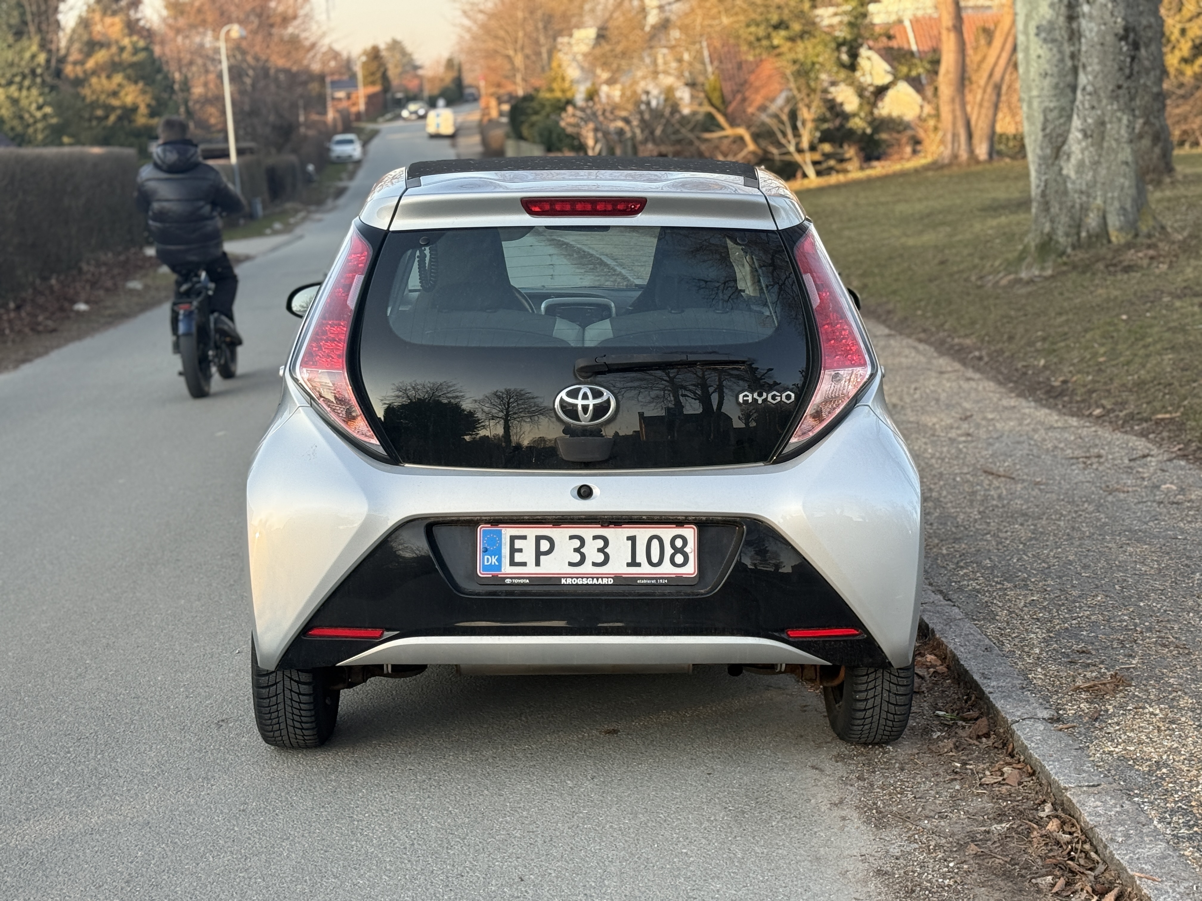 Grå Toyota Aygo fra 2016