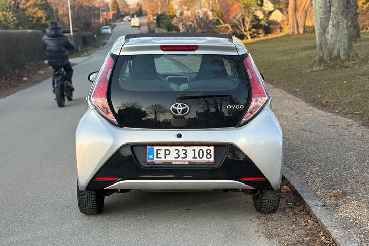 Grå Toyota Aygo fra 2016