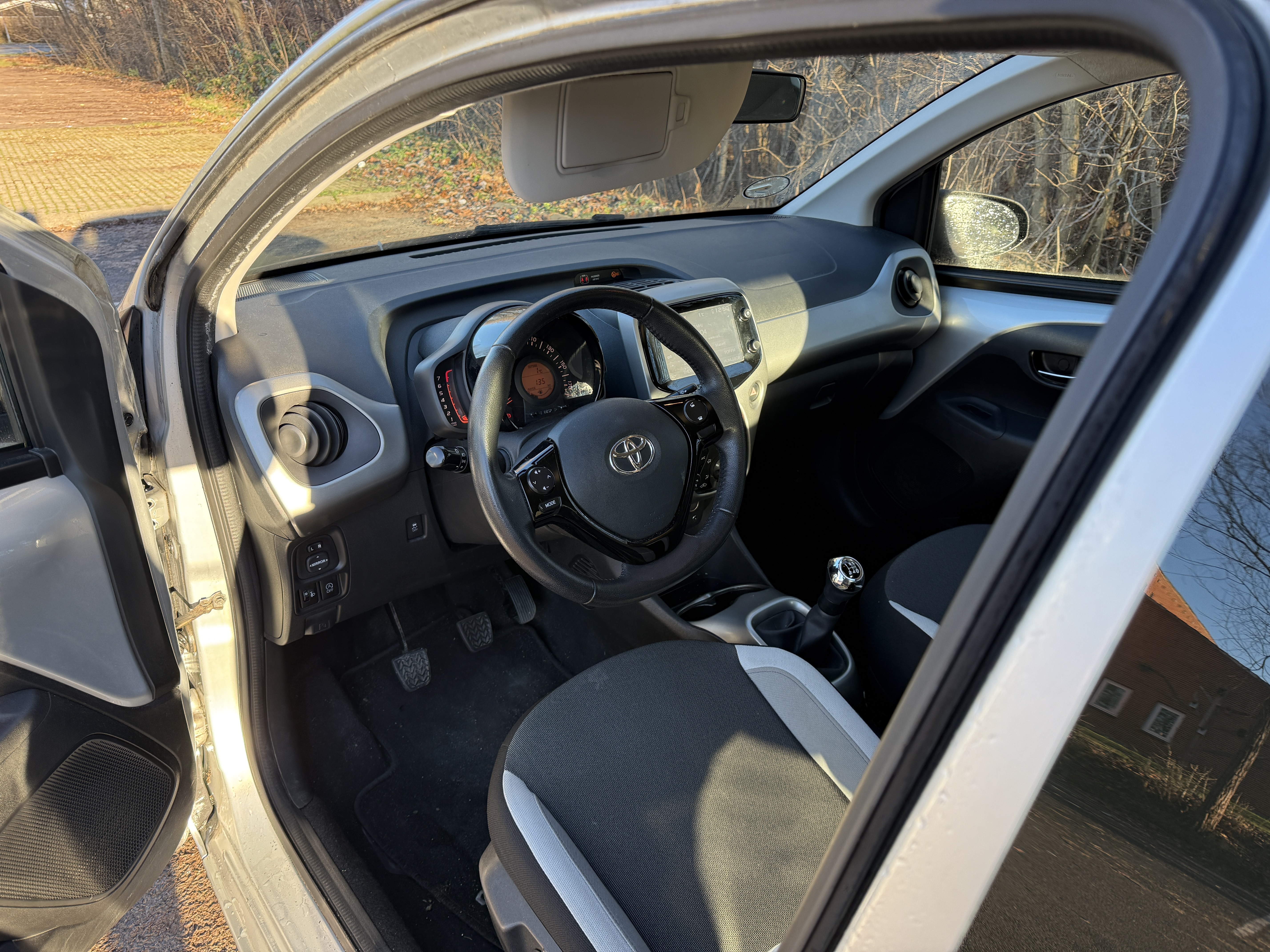 Grå Toyota Aygo fra 2016