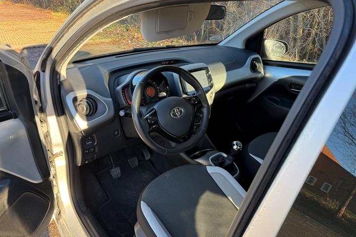 Grå Toyota Aygo fra 2016