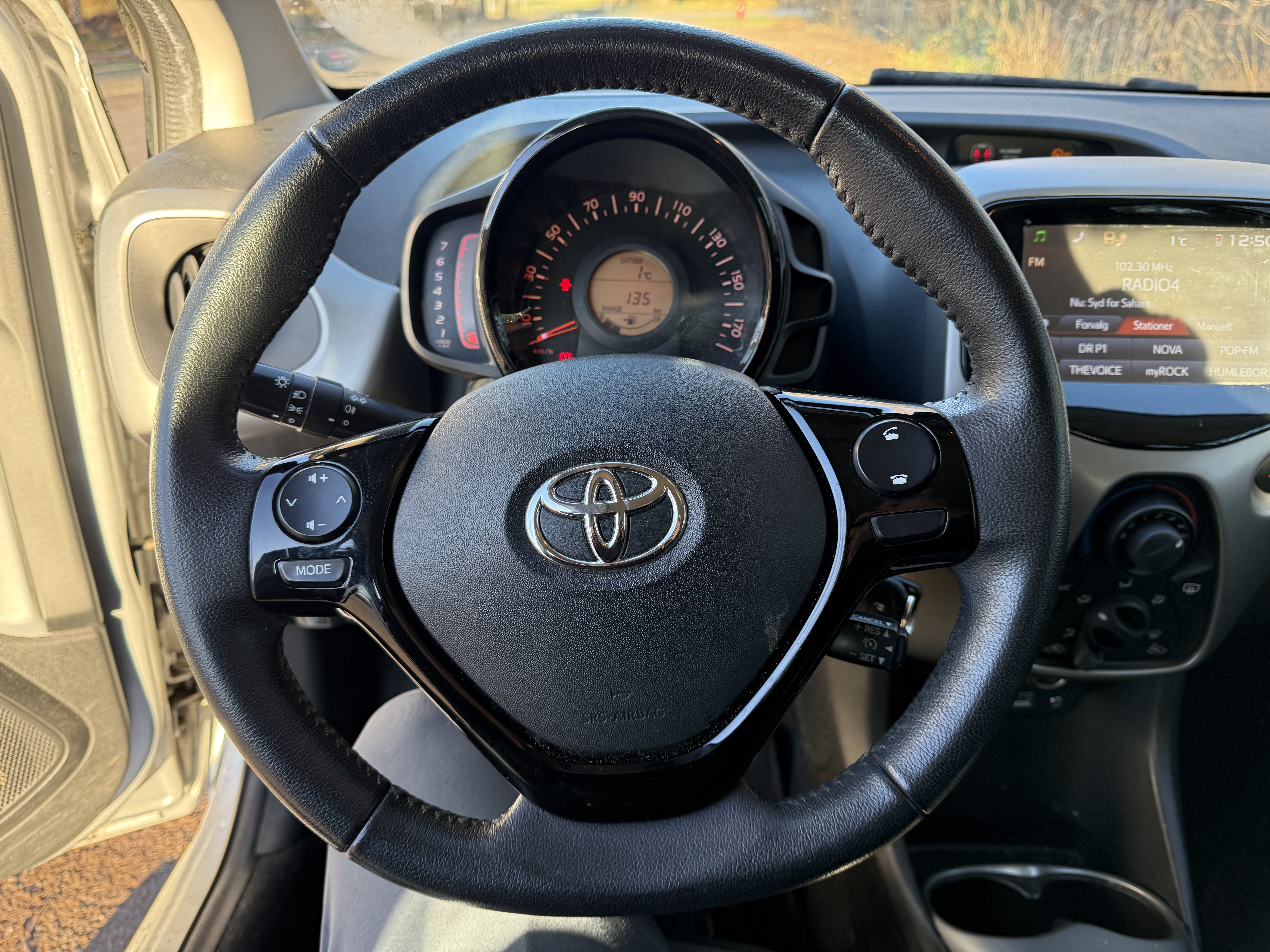 Grå Toyota Aygo fra 2016