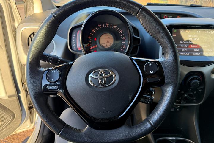 Grå Toyota Aygo fra 2016