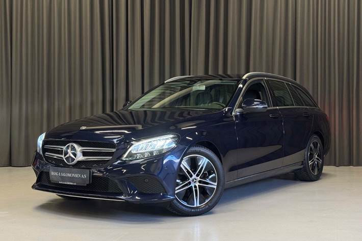 Blå Mercedes C200 fra 2020 set udefra