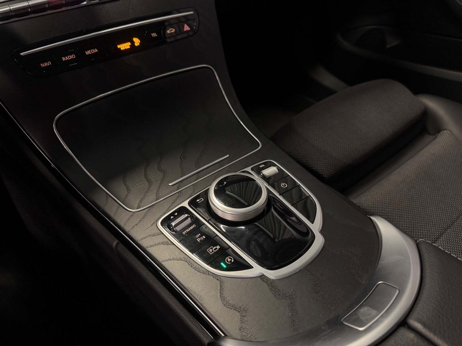 Blå Mercedes C200 fra 2020