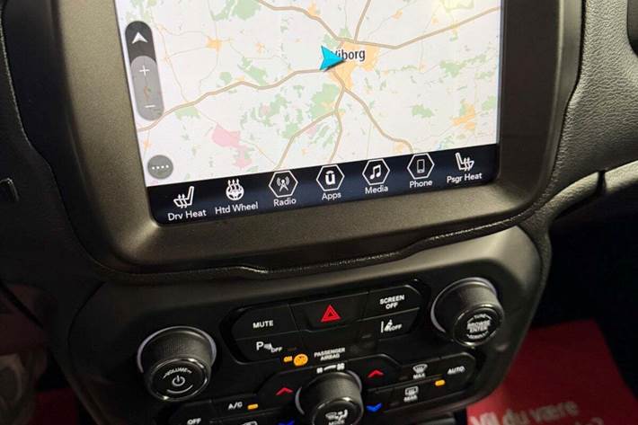 Orange Jeep Renegade fra 2021