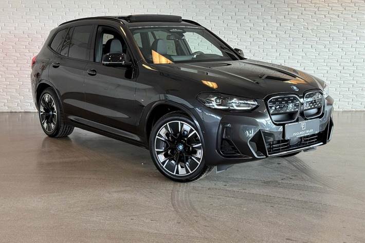 Grå BMW iX3 fra 2025 set udefra
