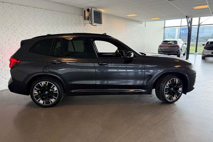 Grå BMW iX3 fra 2025
