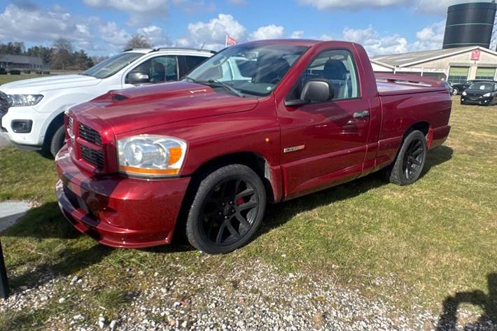 Rød Dodge RAM 1500 fra 2006