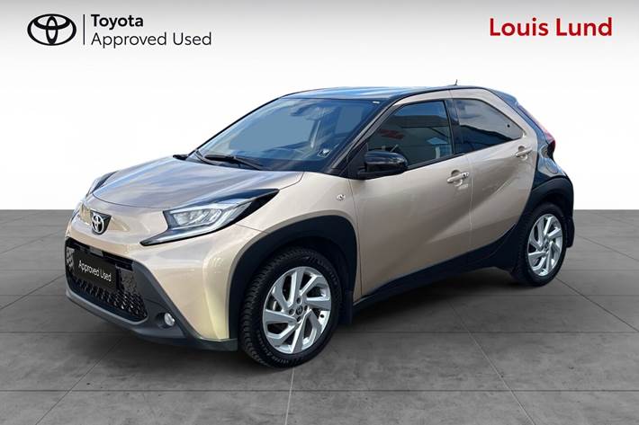 Beige Toyota Aygo X fra 2022 set udefra