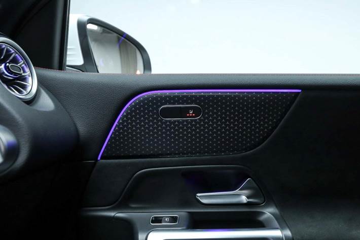 Hvid Mercedes EQB250+ fra 2026