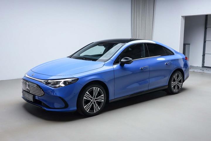 Blå Mercedes CLA250+ fra 2025 set udefra