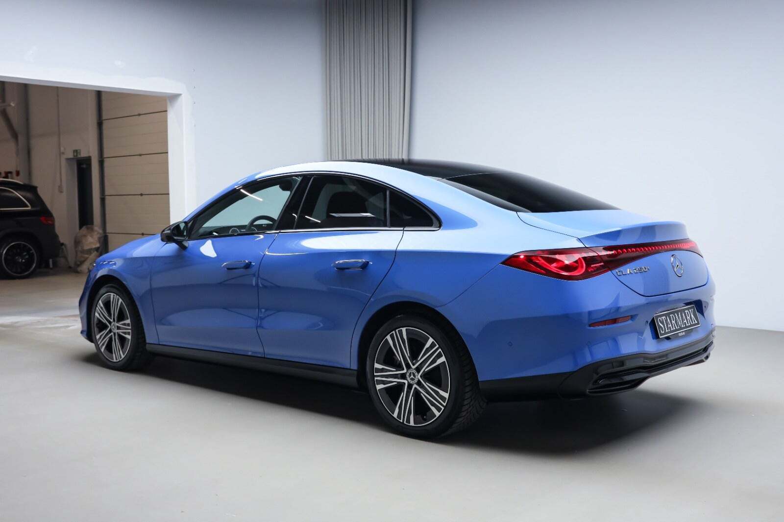 Blå Mercedes CLA250+ fra 2025