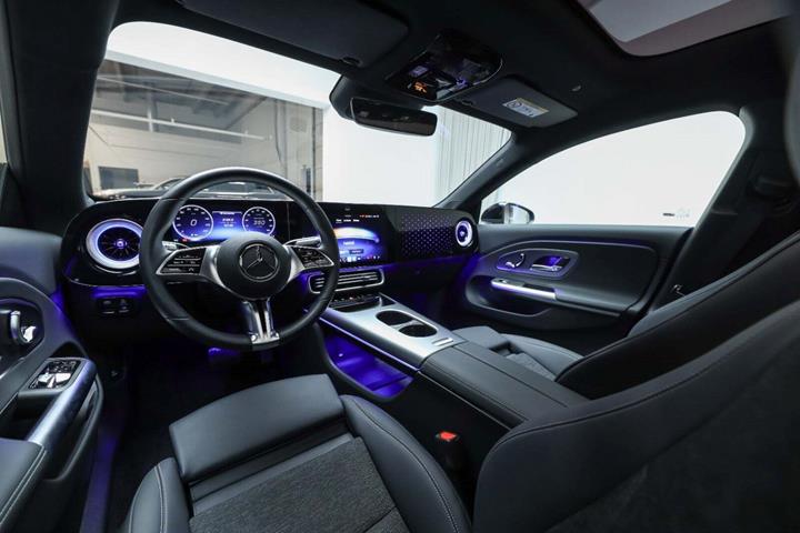 Blå Mercedes CLA250+ fra 2025