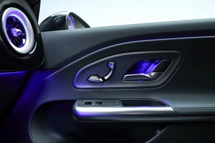 Blå Mercedes CLA250+ fra 2025