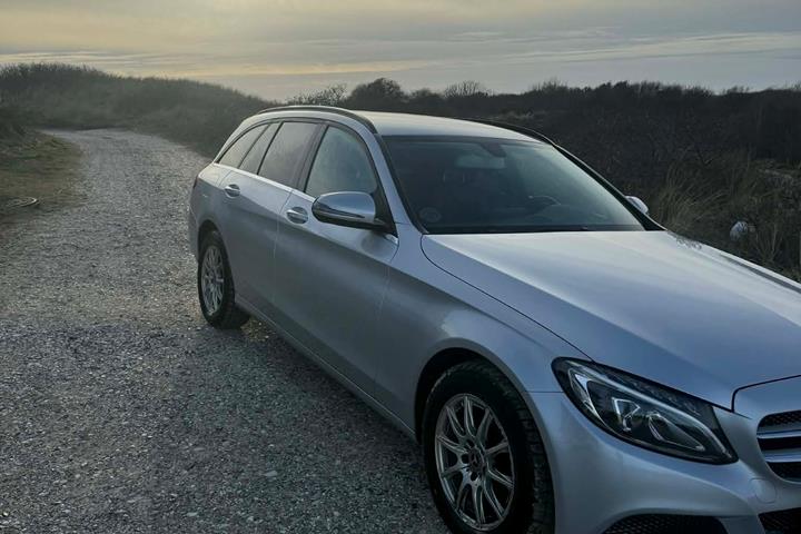 Grå Mercedes C-Klasse fra 2017