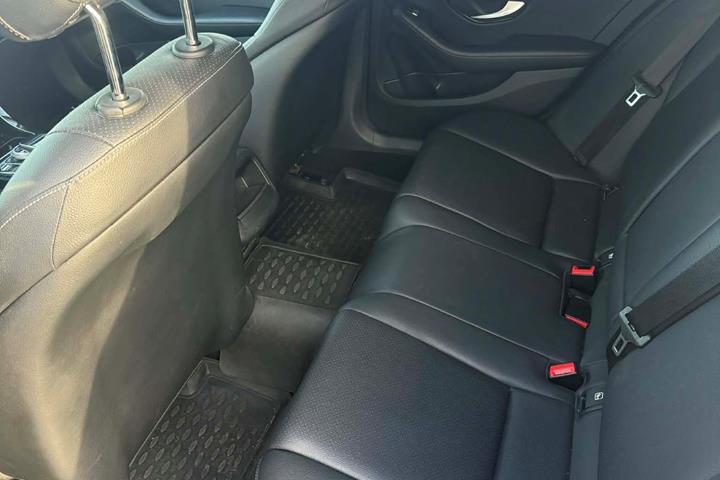 Grå Mercedes C-Klasse fra 2017