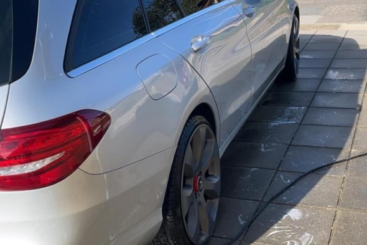 Grå Mercedes C-Klasse fra 2017