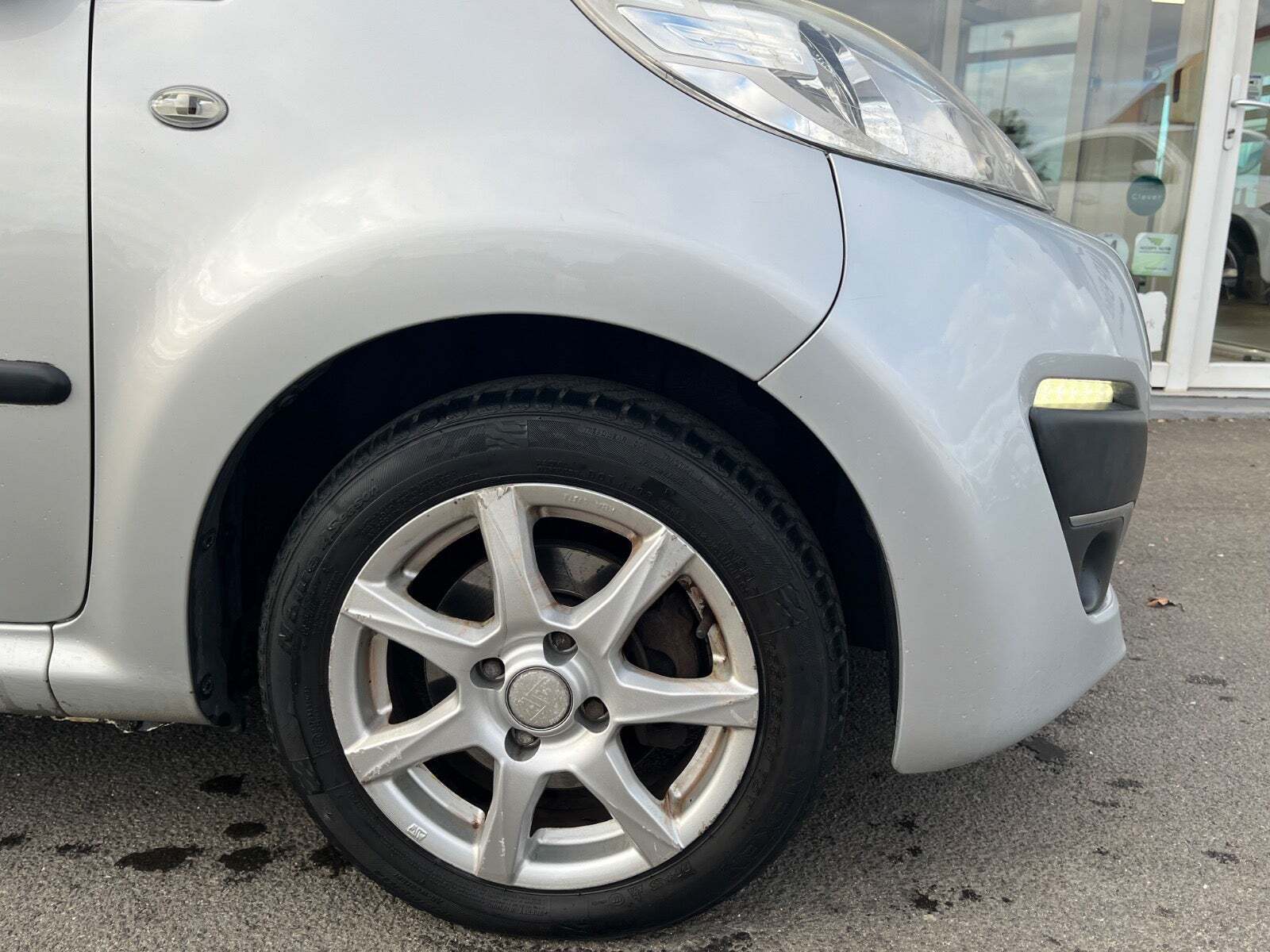 Sølv Peugeot 107 fra 2014