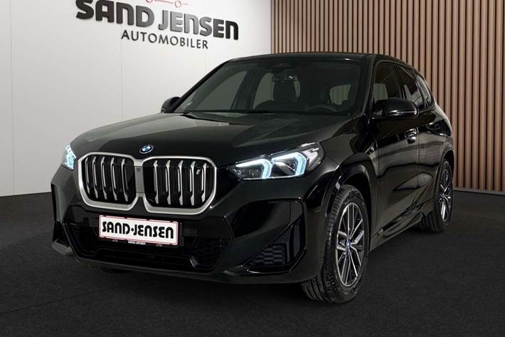 Sort BMW iX1 fra 2024 set udefra