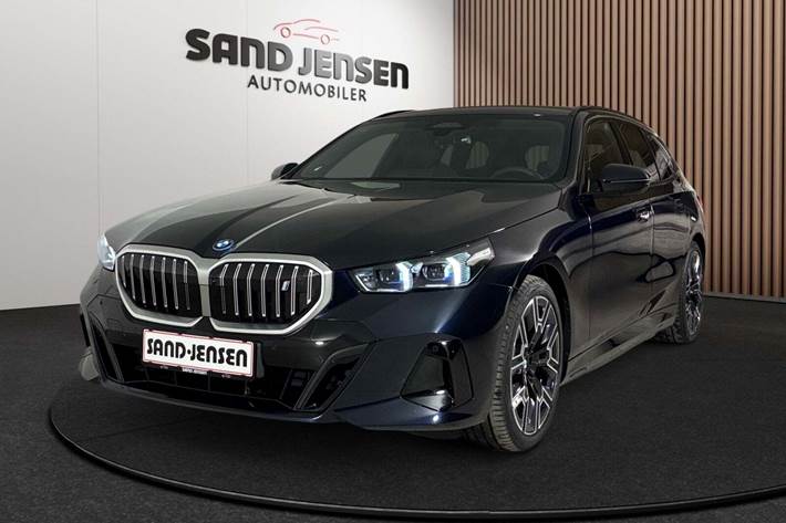 Sort BMW i5 fra 2026 set udefra