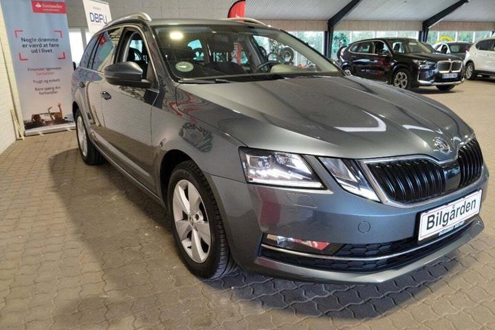 Grå Skoda Octavia fra 2019