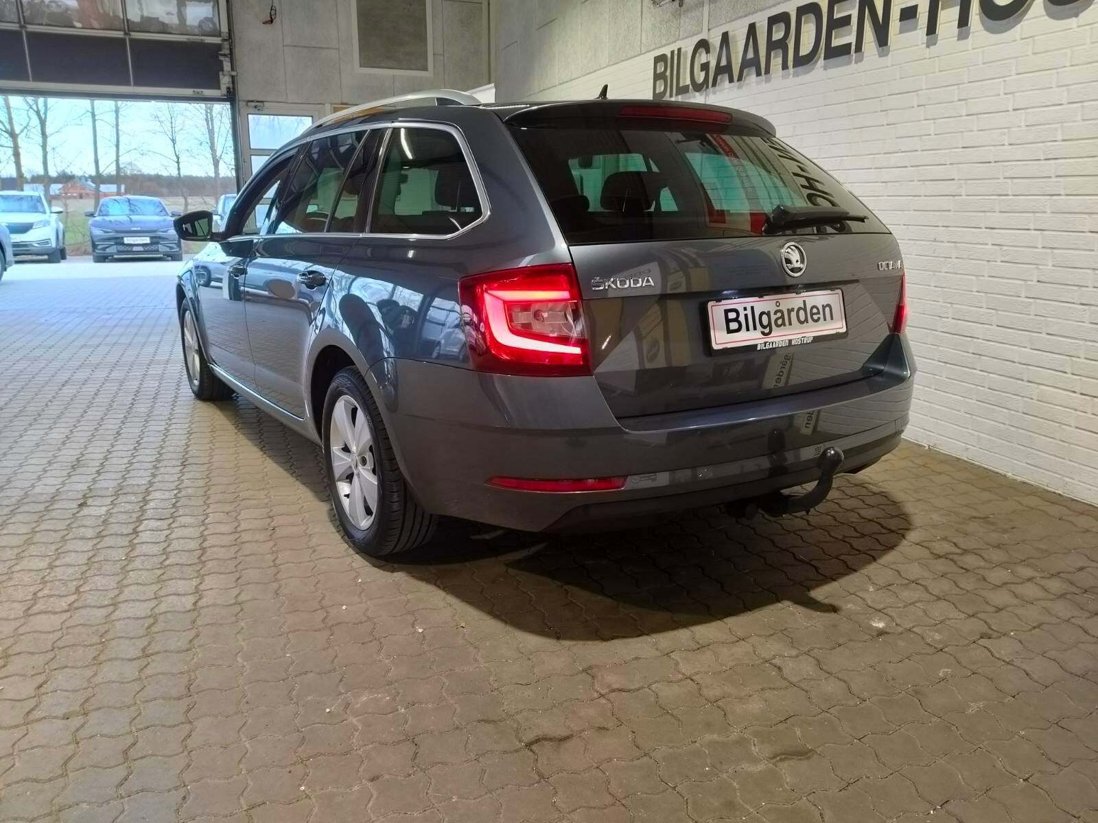 Grå Skoda Octavia fra 2019