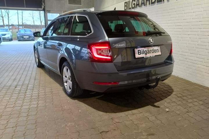 Grå Skoda Octavia fra 2019