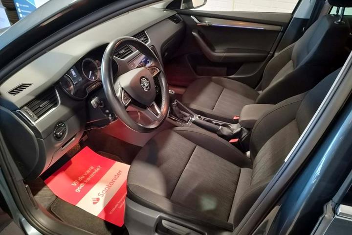 Grå Skoda Octavia fra 2019