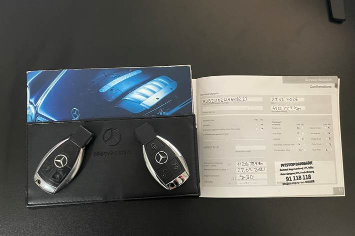 Sølv Mercedes E320 fra 2004