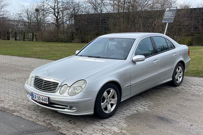 Sølv Mercedes E320 fra 2004