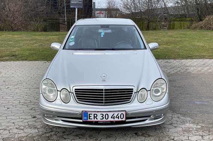 Sølv Mercedes E320 fra 2004