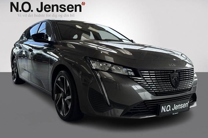 Grå Peugeot 308 fra 2022 set udefra