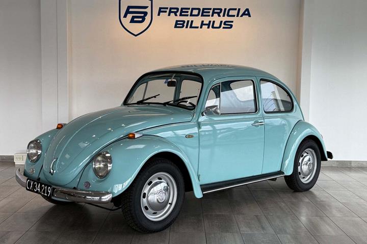 Blå VW 111 fra 1973 set udefra