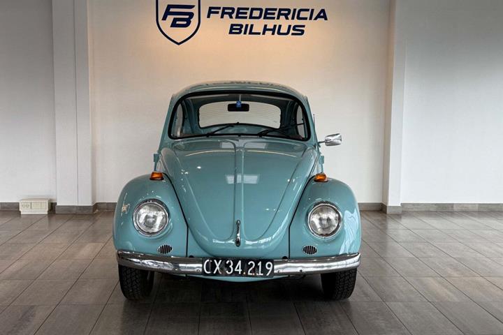 Blå VW 111 fra 1973 set udefra