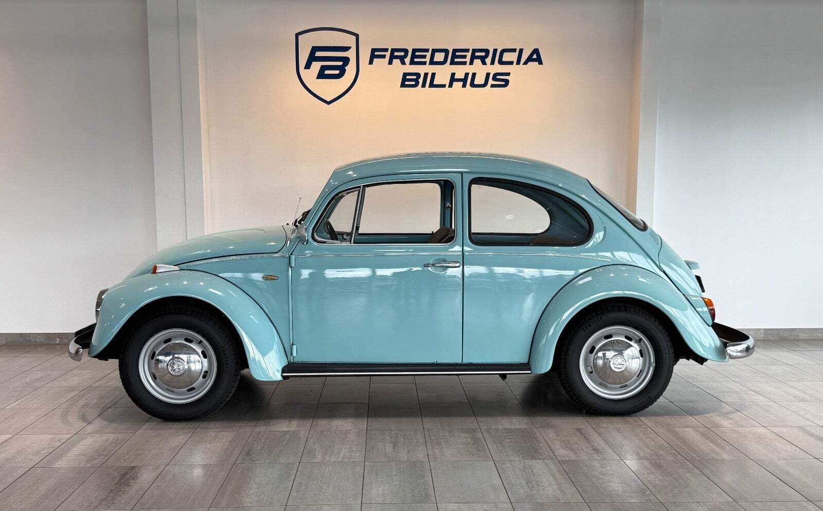Blå VW 111 fra 1973 set udefra
