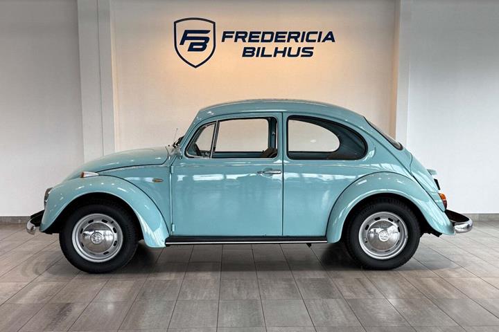 Blå VW 111 fra 1973 set udefra