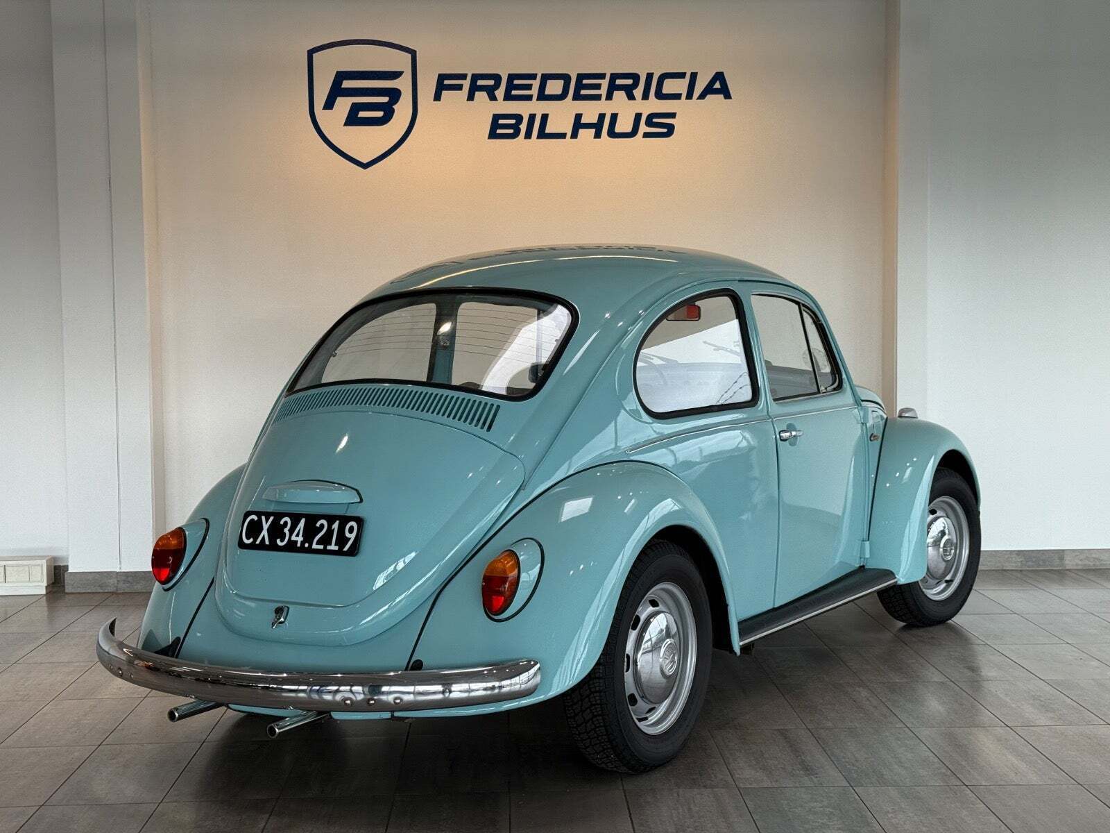 Blå VW 111 fra 1973 set udefra