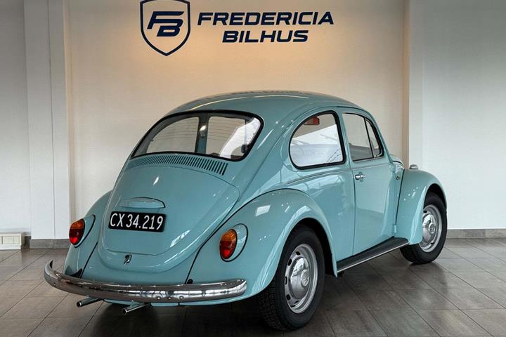 Blå VW 111 fra 1973 set udefra