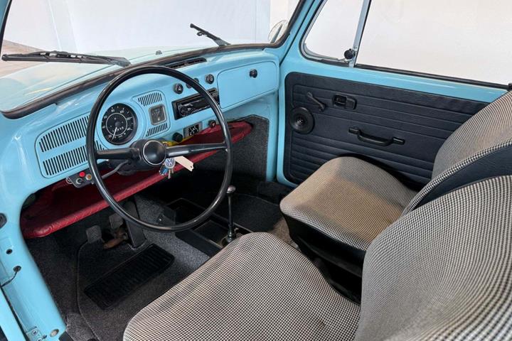 Blå VW 111 fra 1973 set indefra