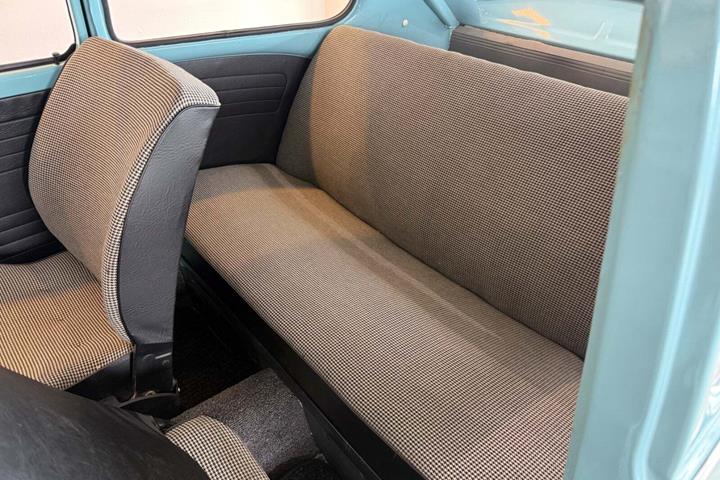 Blå VW 111 fra 1973 set indefra