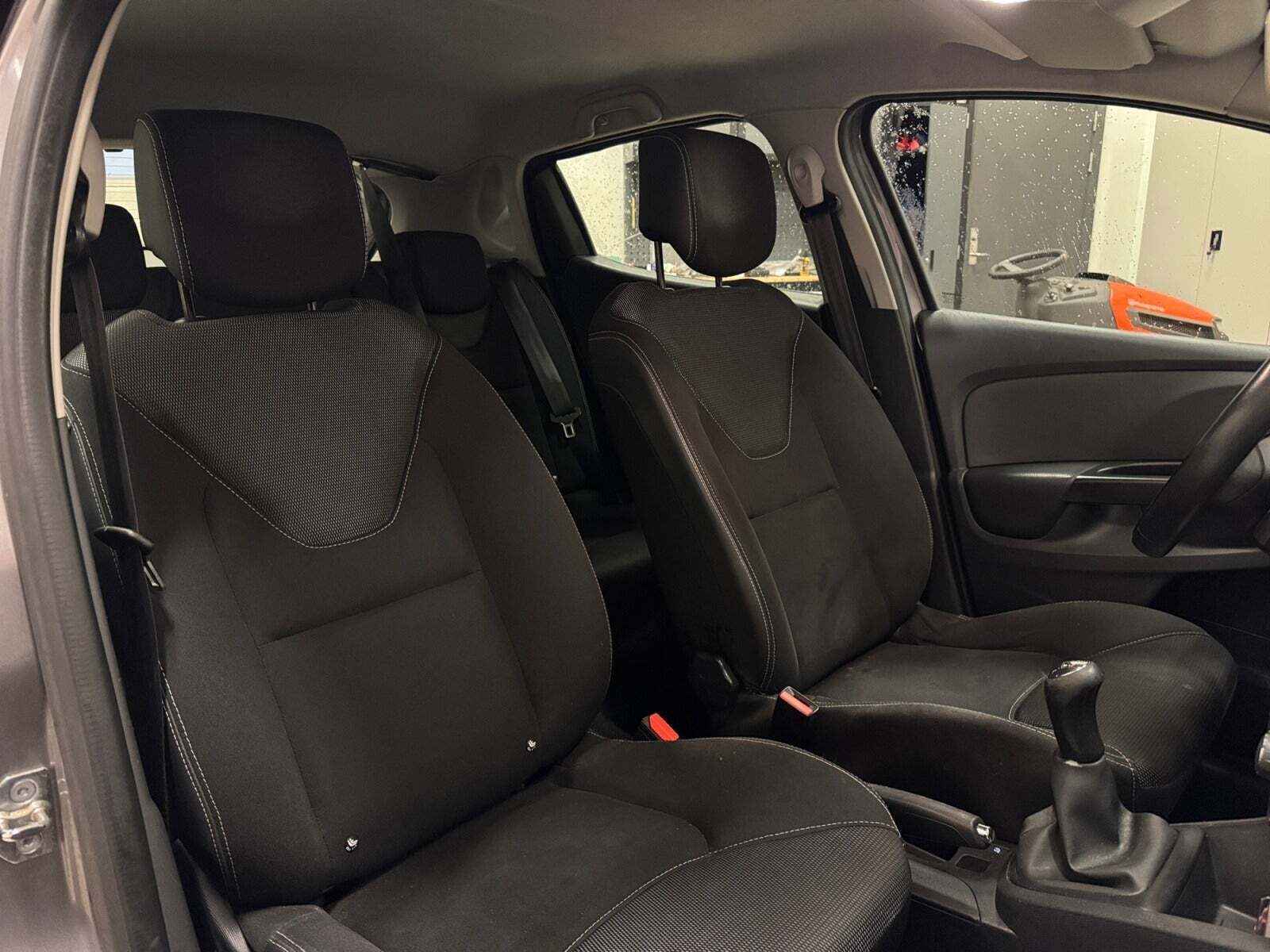 Grå Renault Clio IV fra 2014