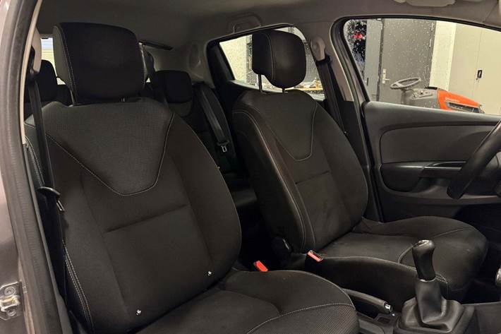 Grå Renault Clio IV fra 2014