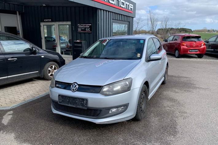 Grå VW Polo fra 2012 set udefra