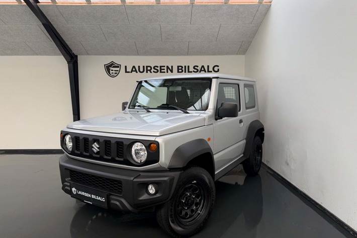 Sølv Suzuki Jimny fra 2024 set udefra