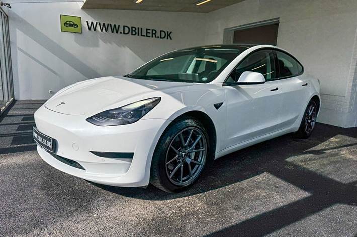 Hvid Tesla Model 3 fra 2022