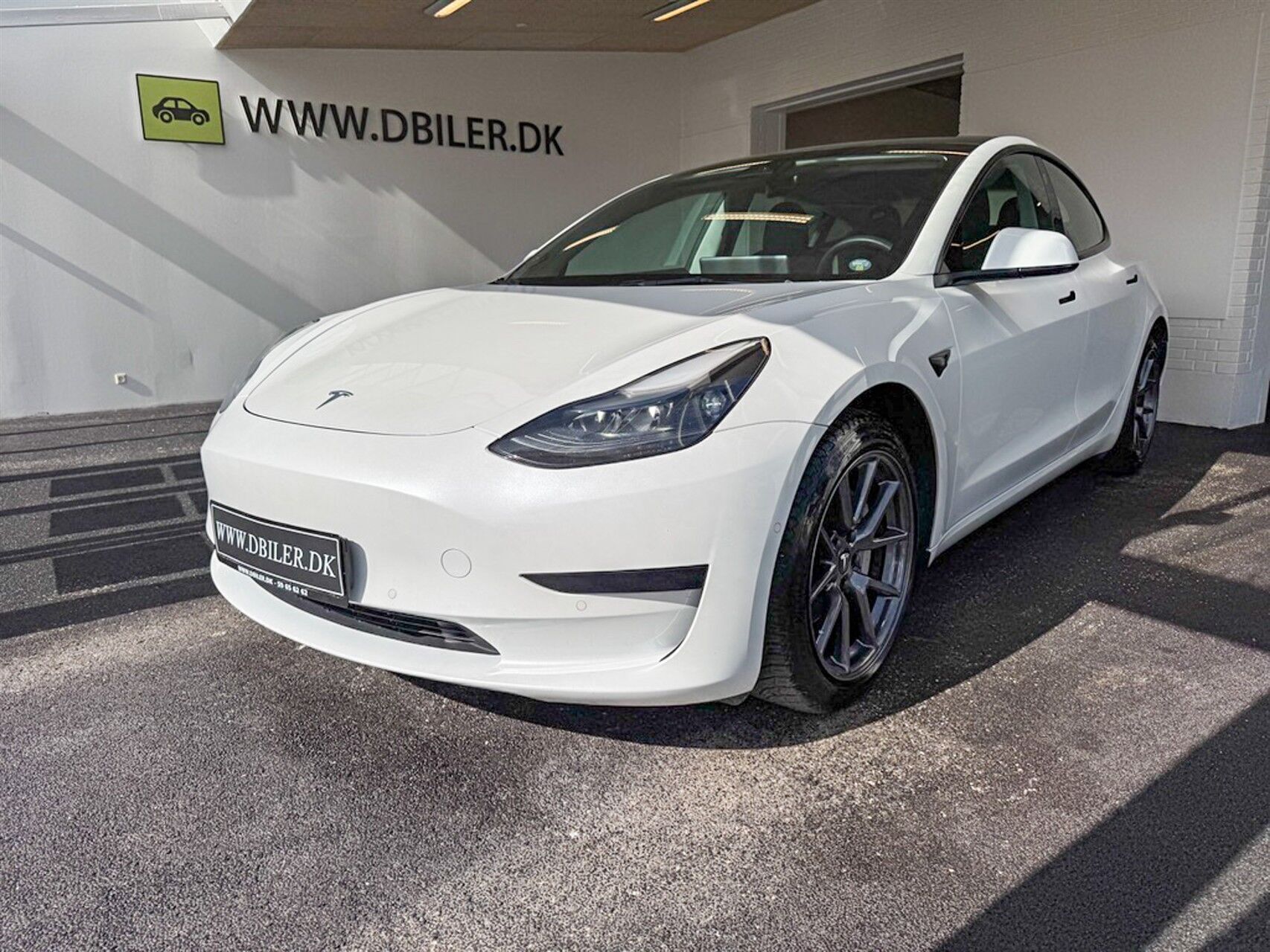Hvid Tesla Model 3 fra 2022