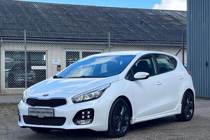 Hvid Kia Ceed fra 2016 set udefra
