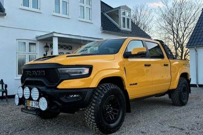 Gul Dodge RAM 1500 fra 2023 set udefra