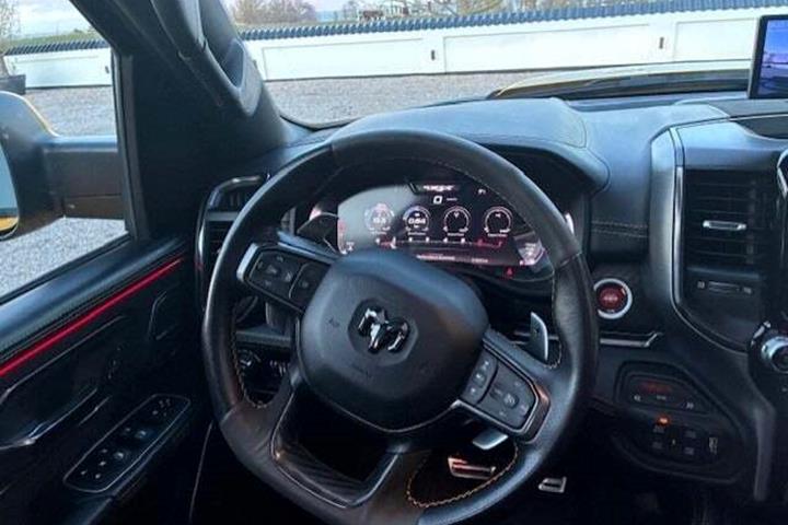 Gul Dodge RAM 1500 fra 2023 set indefra