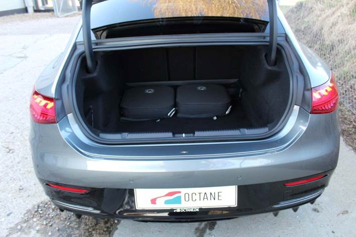 Grå Mercedes EQE350 fra 2025